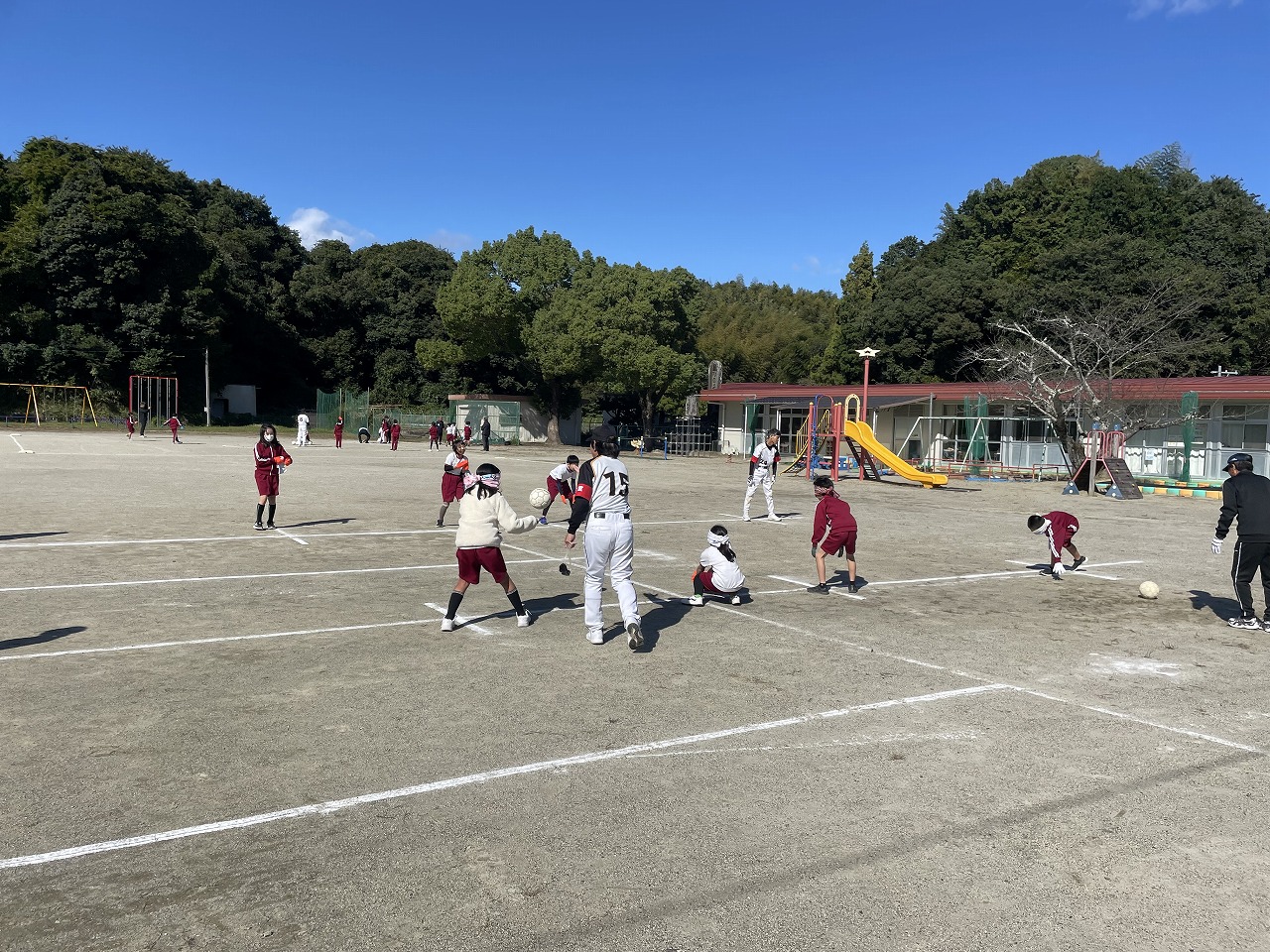 津市立黒田小学校 4年生　グランドソフトボール体験　11/7（木）