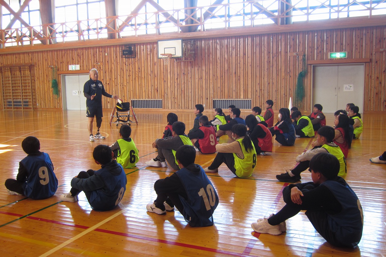 紀宝町立相野谷小学校　福祉体験（車いすバスケットボール）　12/16（月）